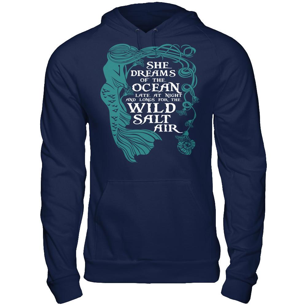 She Dreams Of The Ocean Late at Night And Longs For The Wild Salt Air Gildan - Pullover Hoodie Navy