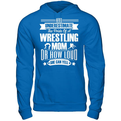 Never Underestimate The Pride Of A Wrestling Mom Or How Loud She Can Yell Gildan - Pullover Hoodie Royal