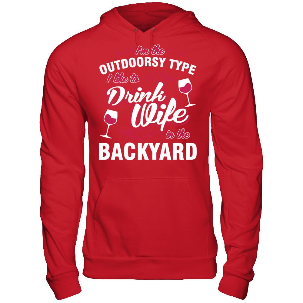I'm The Outdoorsy Type I Like To Drink Wine In The Backyard T-shirt Gildan - Pullover Hoodie Red