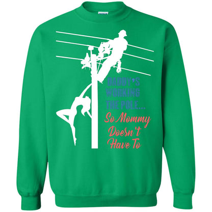 Daddy’s Working The Pole So Mommy Doesn’t Have To Funny Lineman T-shirt Irish Green