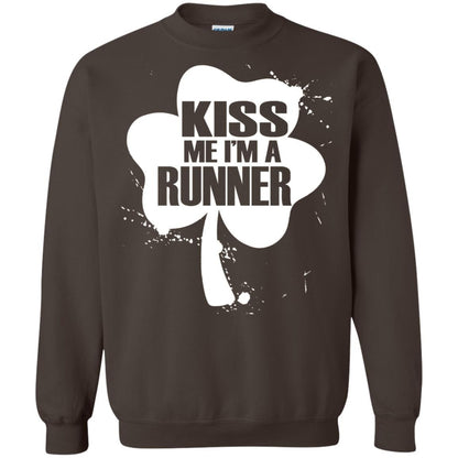 Kiss Me I_m Runner St. Patrick_s Day T-shirt Dark Chocolate