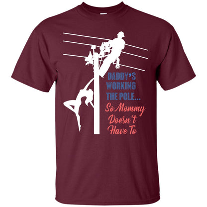 Daddy’s Working The Pole So Mommy Doesn’t Have To Funny Lineman T-shirt Maroon