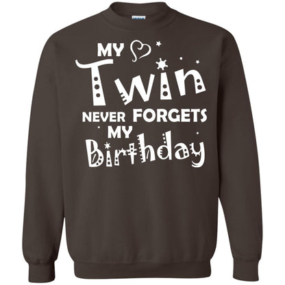 Family T-shirt My Twin Never Forgets My Birthday Dark Chocolate