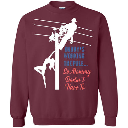 Daddy’s Working The Pole So Mommy Doesn’t Have To Funny Lineman T-shirt Maroon