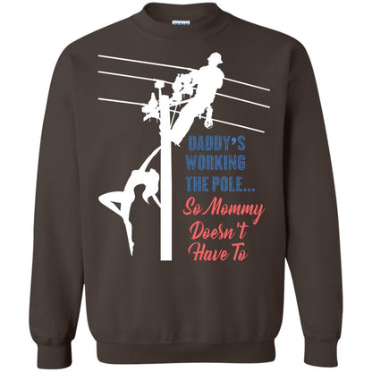 Daddy’s Working The Pole So Mommy Doesn’t Have To Funny Lineman T-shirt Dark Chocolate