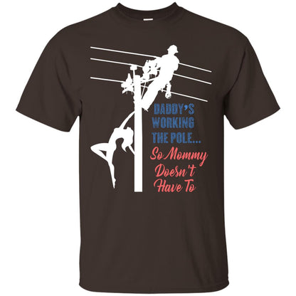 Daddy’s Working The Pole So Mommy Doesn’t Have To Funny Lineman T-shirt Dark Chocolate