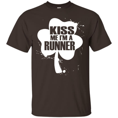 Kiss Me I_m Runner St. Patrick_s Day T-shirt Dark Chocolate